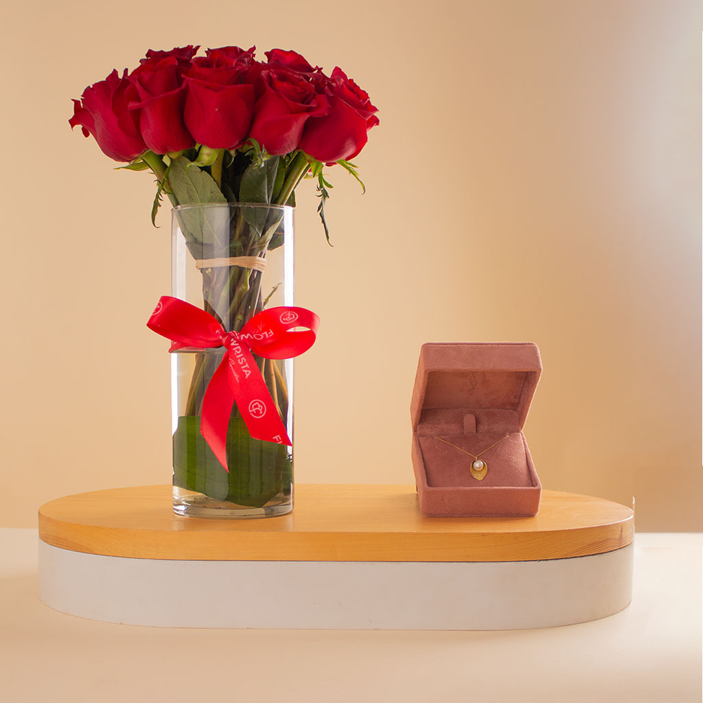 Flowrista Online Flowers Shop Siran 18K Yellow Gold Pearl Frame Necklace & Red Roses Vase