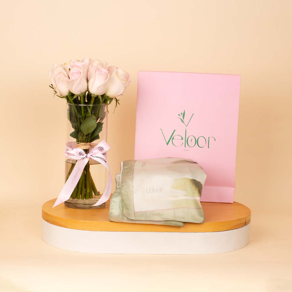 Flowrista Online Flowers Shop Veloor Sūkoon Scarf & Pink Roses Vase