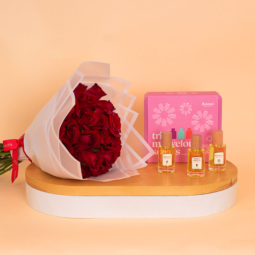 Flowrista Online Flowers Shop  مجموعة بابلز تريو مارفيلوس سنتس – كوليكشن دريمي المصغّرة مع باقة ورود حمراء