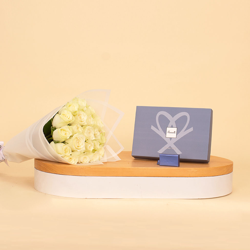 Flowrista Online Flowers Shop علبة شوكولاتة باشيونيل ميني فينيس 117 جم مع 15 وردة بيضاء