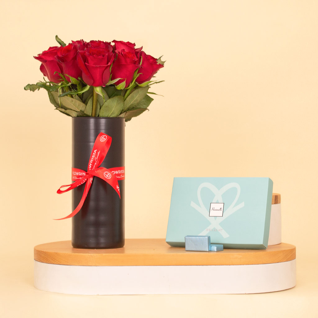 Flowrista Online Flowers Shop علبة شوكولاتة ديليكيت ميني من باشيونيل مع فازة سوداء من 15 وردة حمراء