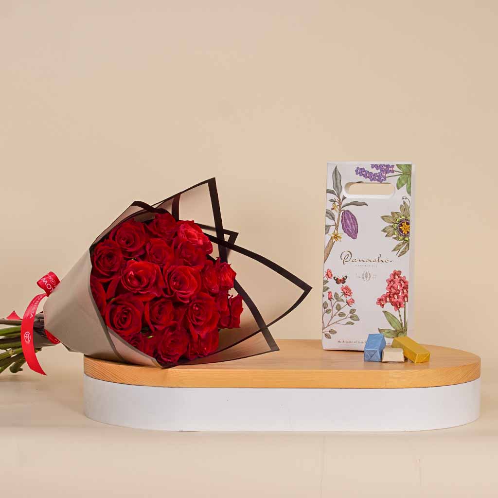 Flowrista Online Flowers Shop علبة شوكولاتة بانش الفاخرة مع باقة يدوية من 20 وردة حمراء