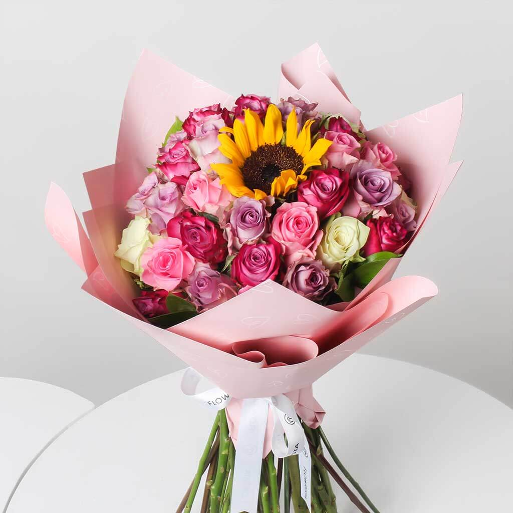 Flowrista Online Flowers Shop باقة يد من الورود المختلطة وعباد الشمس