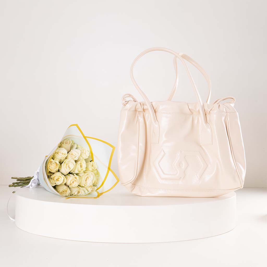 Flowrista Online Flowers Shop حقيبة كوكان بيج وباقة ورود بيضاء