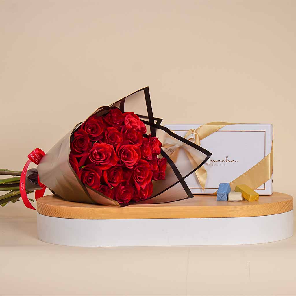 Flowrista Online Flowers Shop علبة شوكولاتة بانش الفاخرة بحجم 500 جم مع 20 وردة حمراء