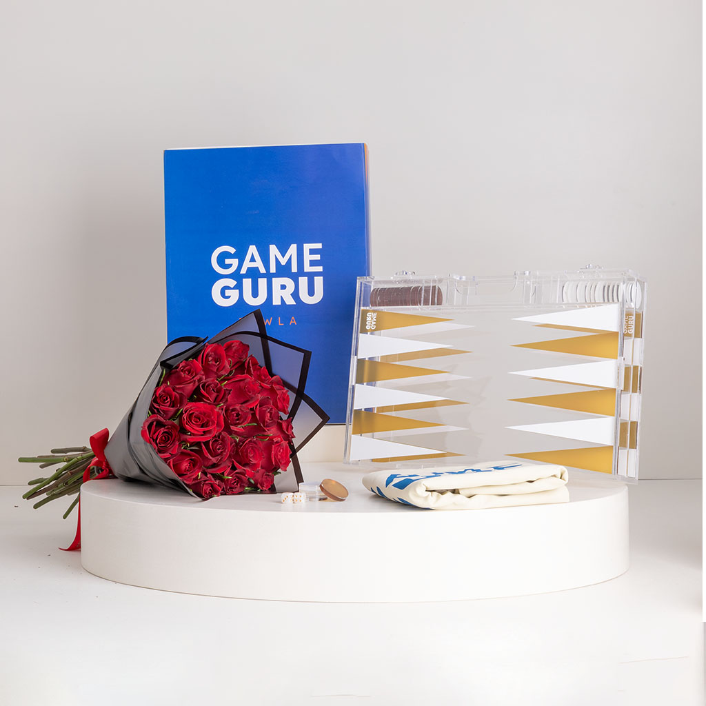 Flowrista Online Flowers Shop طاولة أكريليك بيضاء وذهبية من جيم جورو مع باقة ورود حمراء