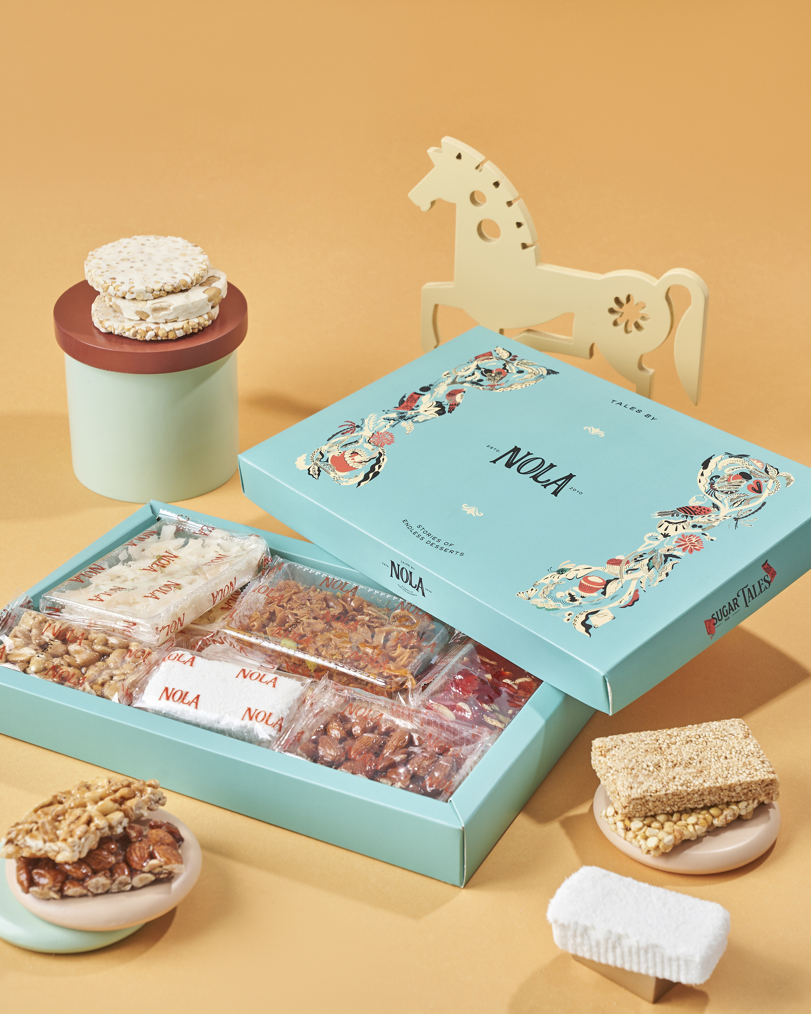 Flowrista Online Flowers Shop Nola Box Classic Meduim 14 Piece Halawet Mouled