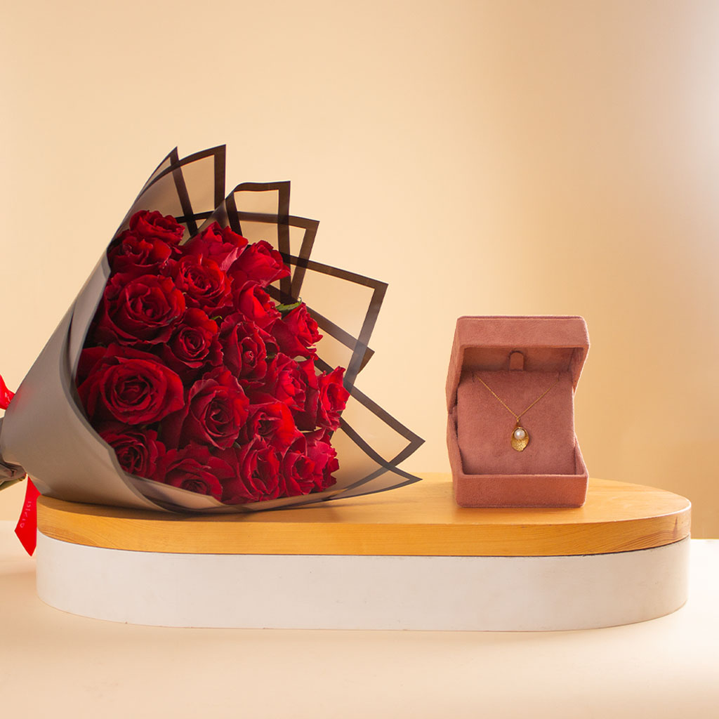 Flowrista Online Flowers Shop قلادة سيران من الذهب الأصفر عيار ١٨ قيراطًا مع اللؤلؤ وباقة من الورود الحمراء