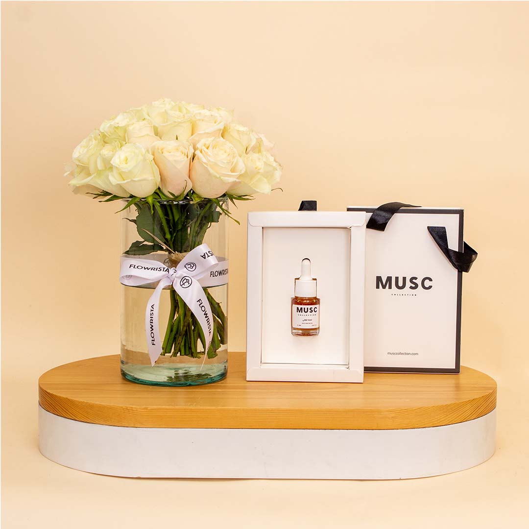 Flowrista Online Flowers Shop عطر زيتي توفي مسك ١٠ مل مع مزهرية ورود بيضاء