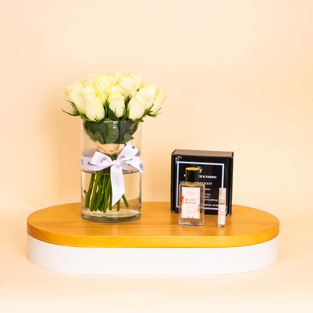 Flowrista Online Flowers Shop عطر فراغرانس آند فابريك بلاش بلوم للنساء مع مزهرية من الورود البيضاء