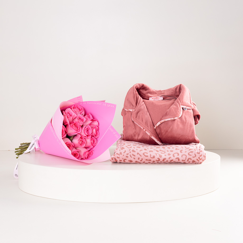 Flowrista Online Flowers Shop بيجاما فليكي الوردية بنقشة نمر وباقة ورود وردية