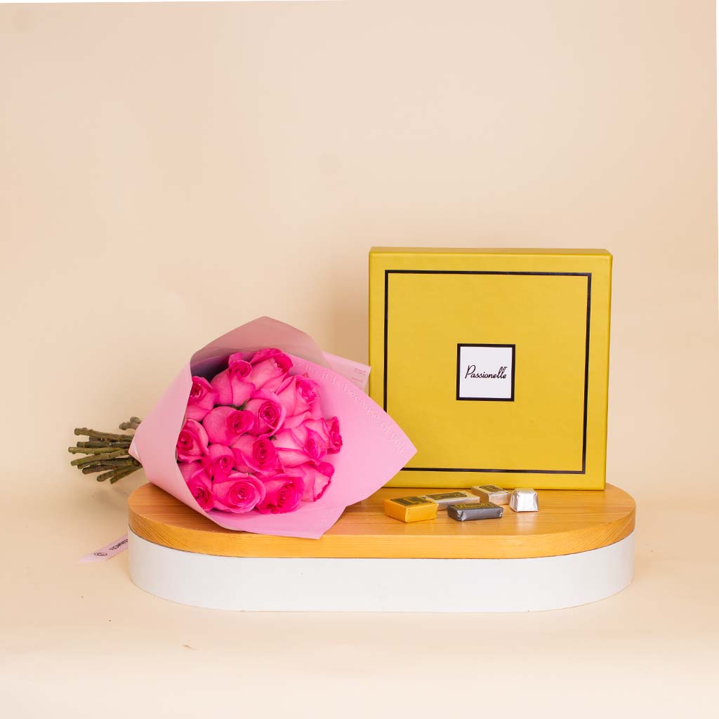 Flowrista Online Flowers Shop علبة شوكولاتة باشنيل الذهبية مع باقة من الورود الوردية