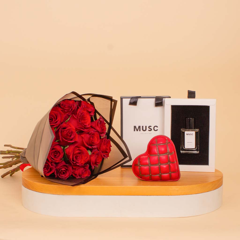 Flowrista Online Flowers Shop Chocolate Factory Heart Bonbon & Red Roses & MUSC Miss Musc 30 ml