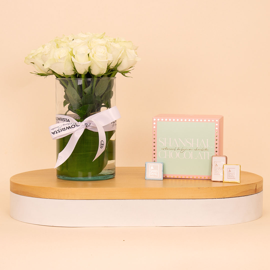 Flowrista Online Flowers Shop فازة ورد أبيض وشوكولاتة شـانشـال