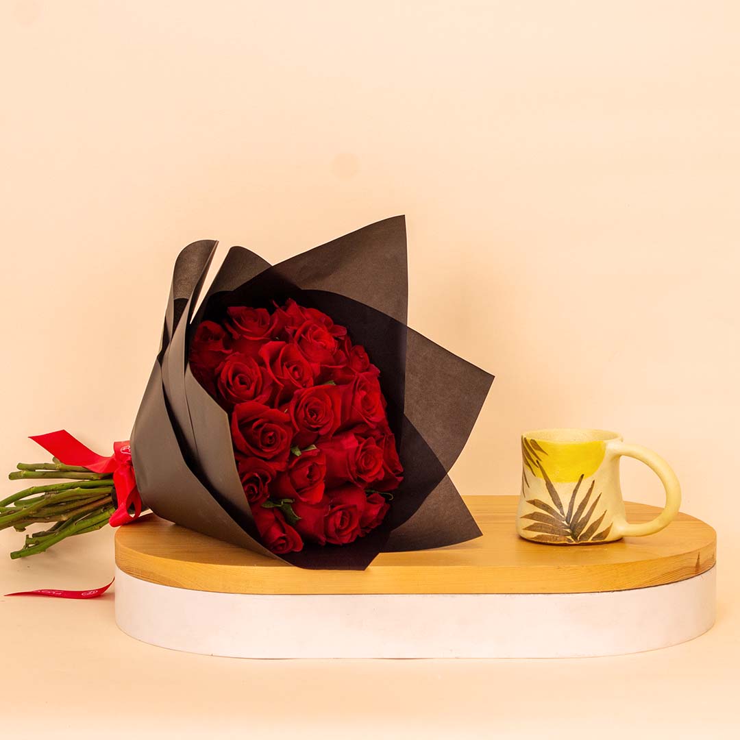Flowrista Online Flowers Shop Ellie Santaria Mug & 15 Red Roses