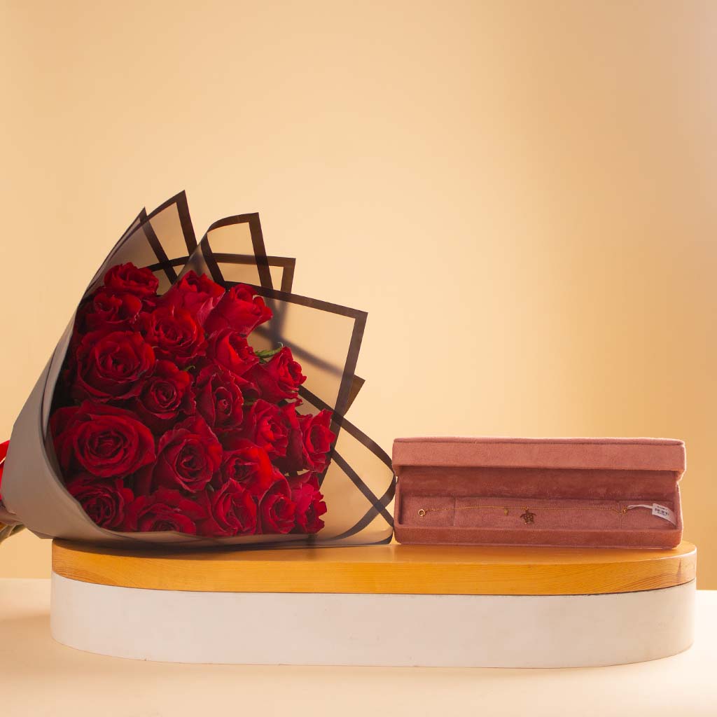 Flowrista Online Flowers Shop Siran 18K Gold Charm Bracelet & Red Roses Bouquet