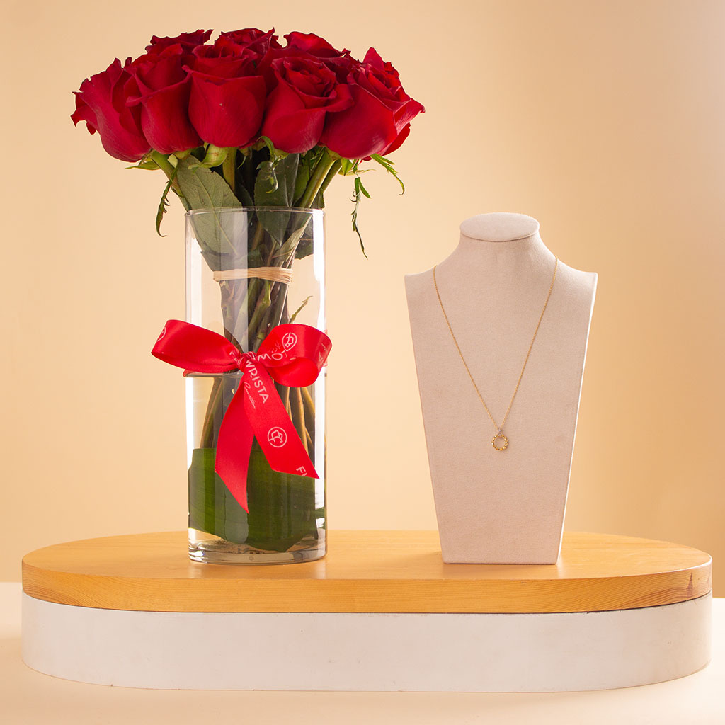 Flowrista Online Flowers Shop قلادة سيران من الذهب الأصفر عيار ١٨ قيراطًا بتصميم دائري مع مزهرية من الورود الحمراء