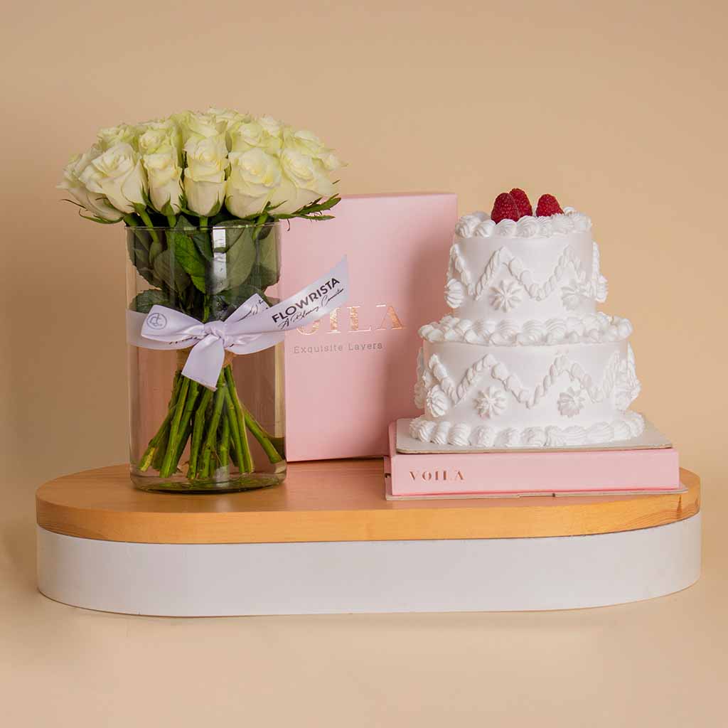 Flowrista Online Flowers Shop كيكة فوالا ريد فيلفت مع فازة من 25 وردة بيضاء