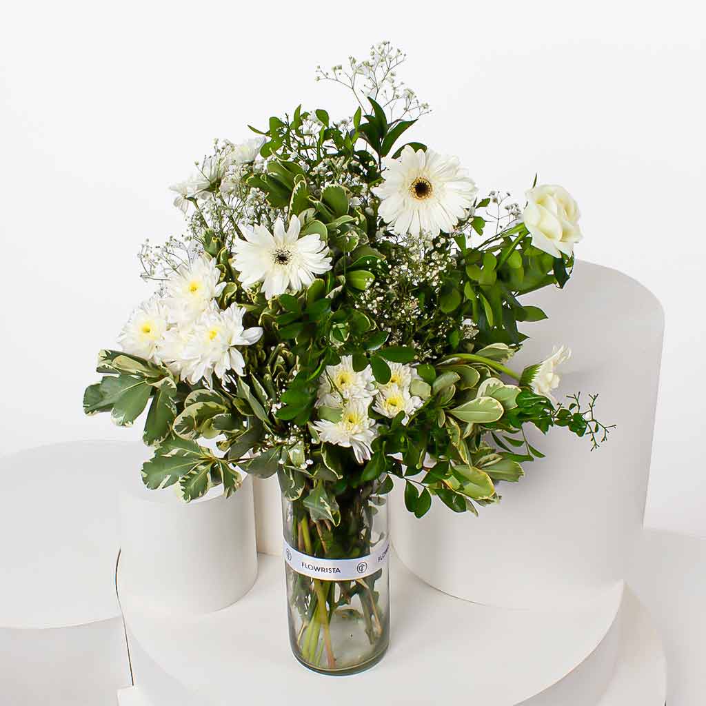 Flowrista Online Flowers Shop همسة بيضاء – فازة جيربيرا وكارزنتم