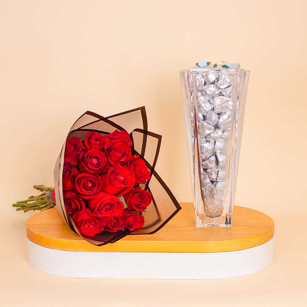 Flowrista Online Flowers Shop فازة شوكولاتة كريستال من باشنيل (1 كجم) مع باقة من الورود الحمراء