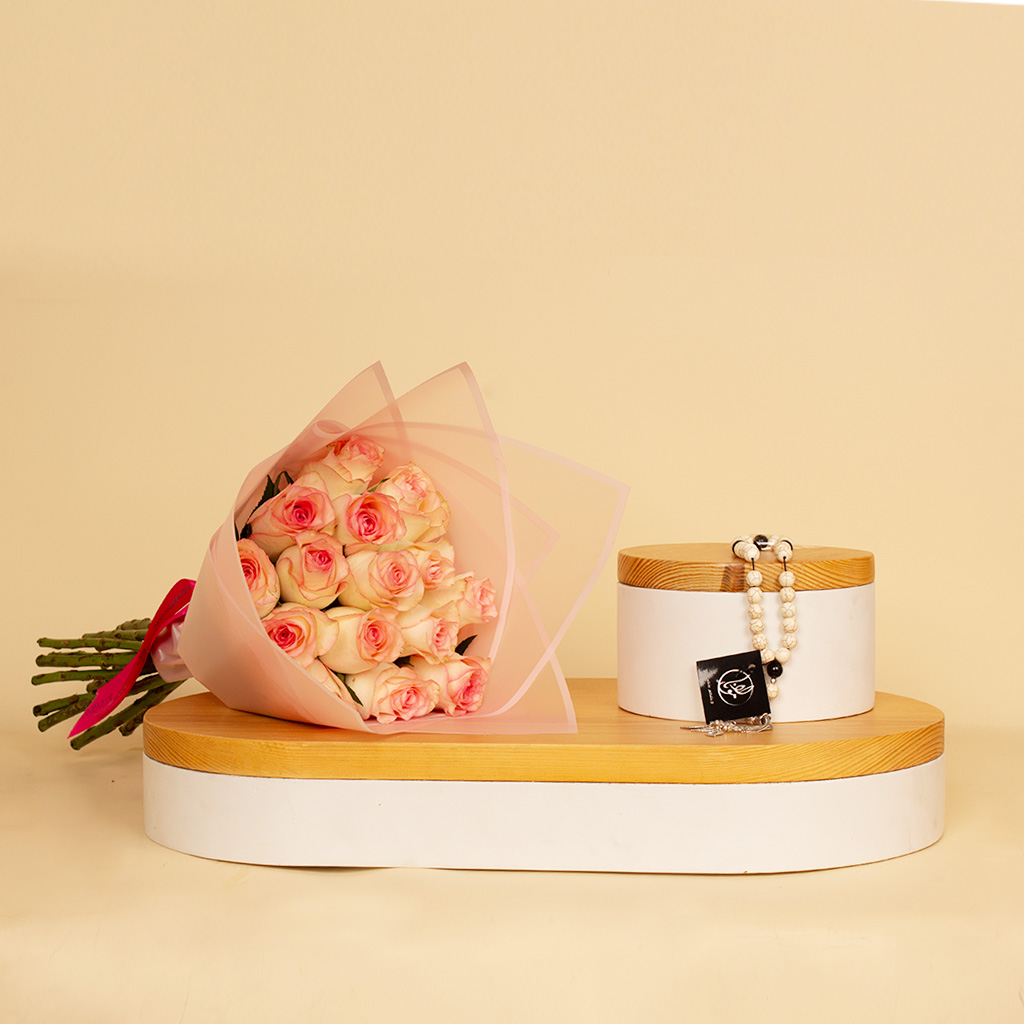 Flowrista Online Flowers Shop مسبحة فيروزية بيضاء 33 حبة و 15 وردة وردية