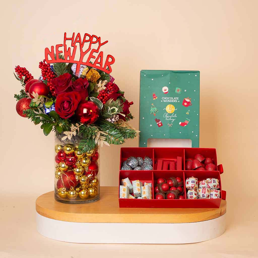 Flowrista Online Flowers Shop بوكس شوكولاتة فاكتوري رأس السنة ٧٢٥ جم مع فازة ورد احتفالية
