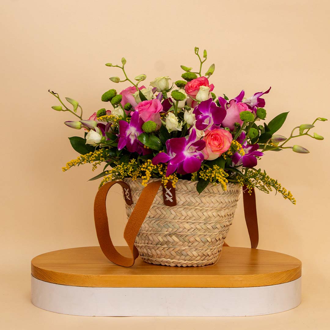 Flowrista Online Flowers Shop حقيبة خوس توتا بالم توت وزهرة وردية مختلطة