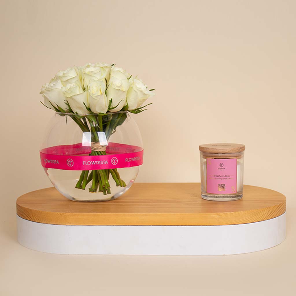 Flowrista Online Flowers Shop فازة 20 وردة بيضاء و شموع المسك الأبيض والفانيليا