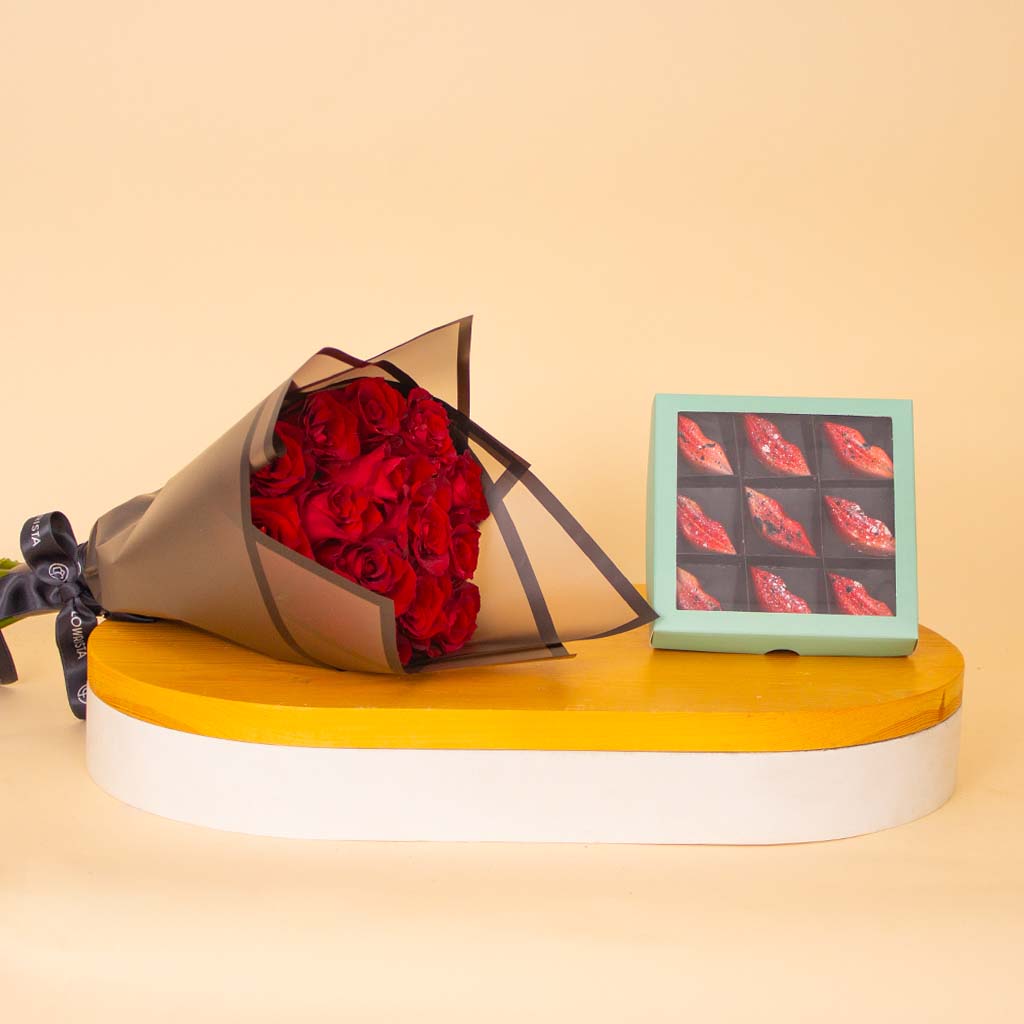 Flowrista Online Flowers Shop بونبون من مصنع الشوكولاتة ١٣٥ غرام مع مزهرية ورود حمراء
