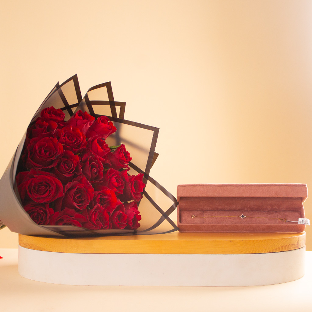 Flowrista Online Flowers Shop سوار سيرن بيلوفد من الذهب عيار 18 بالألماس وحجر الياقوت و بوكيه 20 وردة حمراء