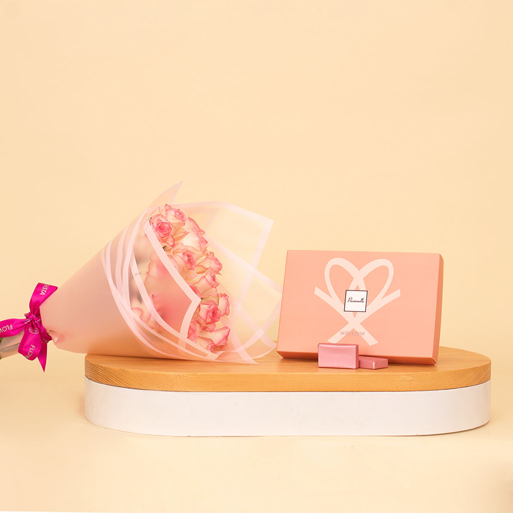 Flowrista Online Flowers Shop شوكولاتة Mini Mellow من باشيونيل مع بوكية 15 وردة وردية
