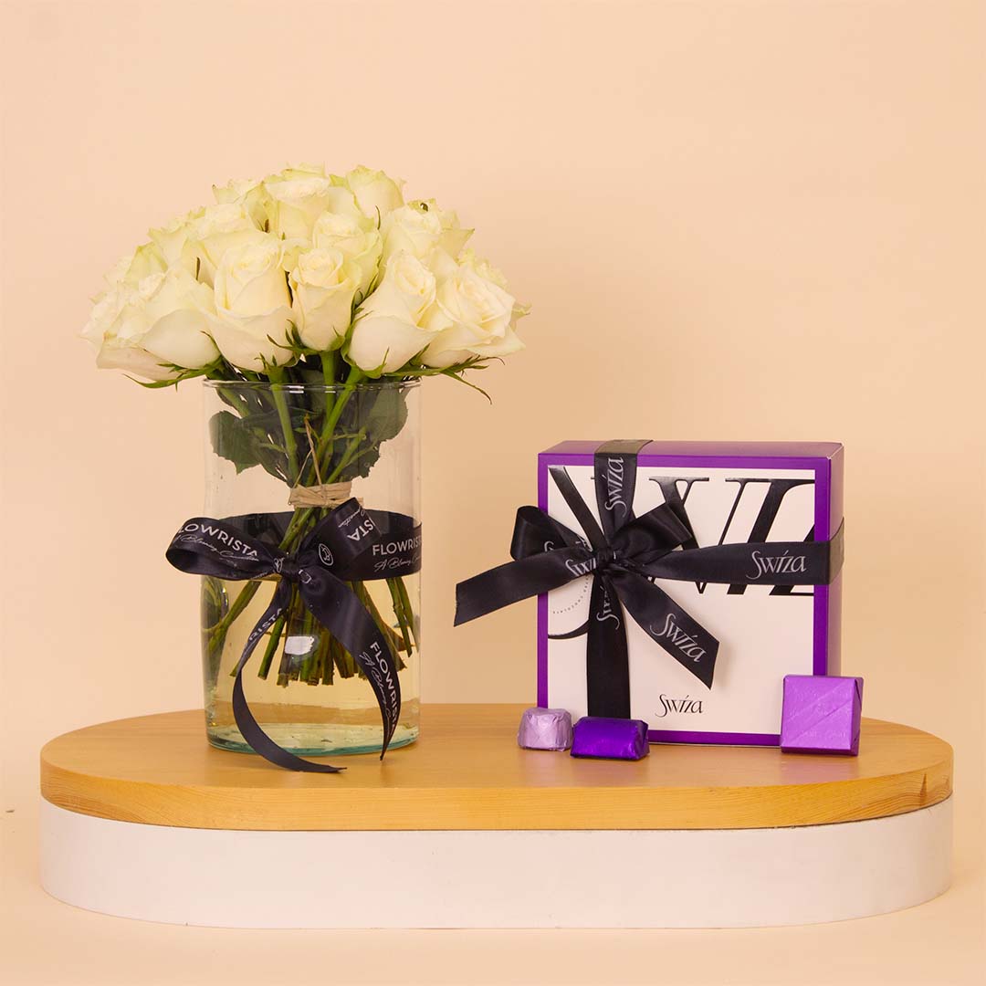 Flowrista Online Flowers Shop علبة شوكولاتة سويزا ٥٠٠ غرام مع ٢٠ وردة بيضاء في مزهرية